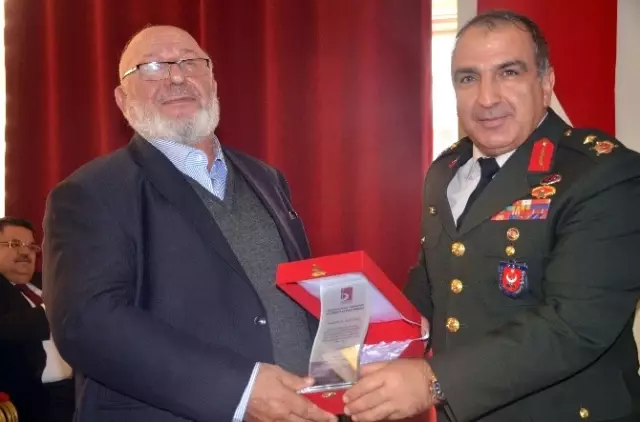 Şeyh Edebali Üniversitesinde Kütüphaneye Katkıda Bulunanlara Plaket