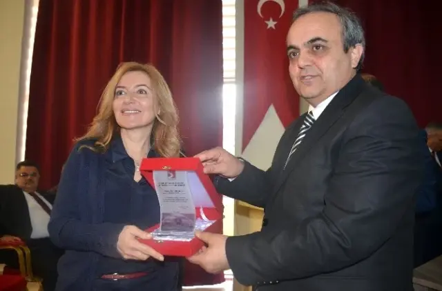 Şeyh Edebali Üniversitesinde Kütüphaneye Katkıda Bulunanlara Plaket