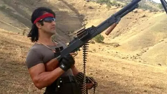 Kürt Rambo IŞİD'e Karşı Savaşıyor Kürt Rambo IŞİD'e Karşı Savaşıyor
