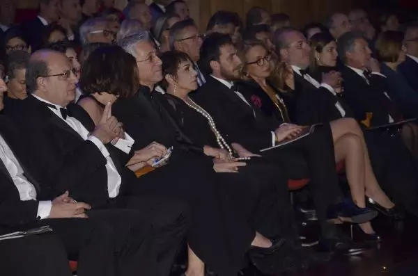 Yeniden)- The Royal Philharmonic Orchestra'dan Sezen Aksu Yorumu...