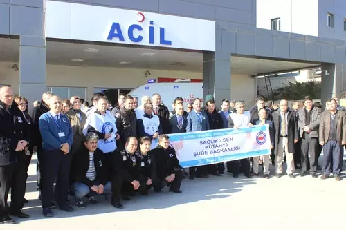 Tavşanlı'da Hastane Görevlisinin Darp Edilmesi Protesto Edildi Tavşanlı'da Hastane Görevlisinin Darp Edilmesi Protesto Edildi