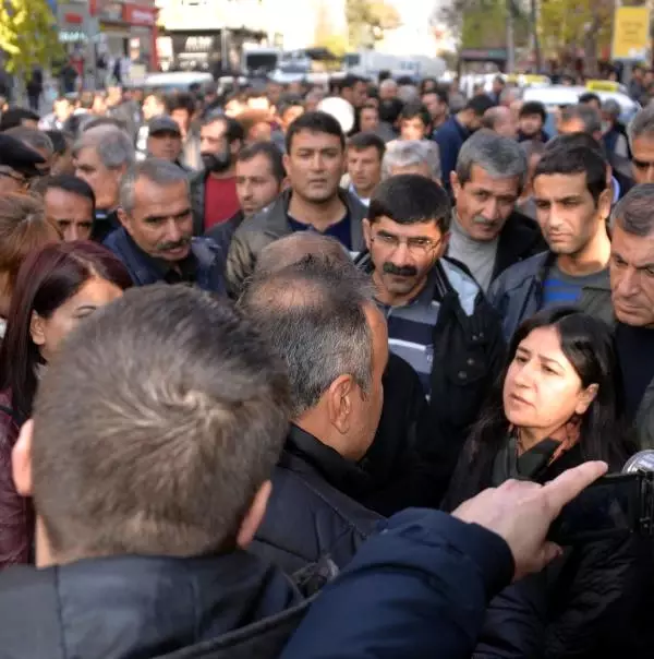 HDP'li Vekil, Kameralar Önünde Polisle Tartıştı HDP'li Vekil, Kameralar Önünde Polisle Tartıştı