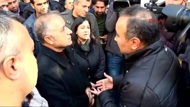 Diyarbakır'da Sur'a Yürümek İsteyen Hdp'lilere Polis İzin Vermedi Diyarbakır'da Sur'a Yürümek İsteyen Hdp'lilere Polis İzin Vermedi