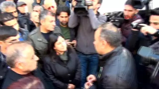 Diyarbakır'da Sur'a Yürümek İsteyen Hdp'lilere Polis İzin Vermedi Diyarbakır'da Sur'a Yürümek İsteyen Hdp'lilere Polis İzin Vermedi