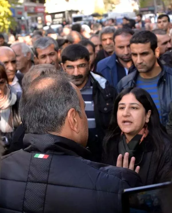 HDP'li Vekil, Kameralar Önünde Polisle Tartıştı HDP'li Vekil, Kameralar Önünde Polisle Tartıştı