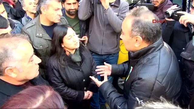 Diyarbakır'da Sur'a Yürümek İsteyen Hdp'lilere Polis İzin Vermedi Diyarbakır'da Sur'a Yürümek İsteyen Hdp'lilere Polis İzin Vermedi