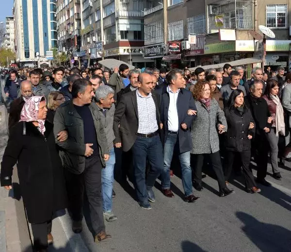 HDP'li Vekil, Kameralar Önünde Polisle Tartıştı HDP'li Vekil, Kameralar Önünde Polisle Tartıştı
