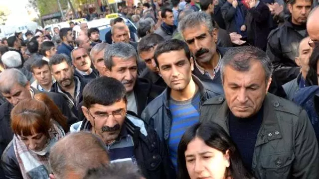 HDP'li Vekil, Kameralar Önünde Polisle Tartıştı HDP'li Vekil, Kameralar Önünde Polisle Tartıştı