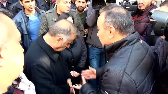 Diyarbakır'da Sur'a Yürümek İsteyen Hdp'lilere Polis İzin Vermedi Diyarbakır'da Sur'a Yürümek İsteyen Hdp'lilere Polis İzin Vermedi