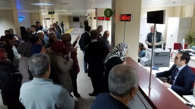 Taksitle Ev Almak İsteyen Emekliler SGK'ya Akın Ediyor Taksitle Ev Almak İsteyen Emekliler SGK'ya Akın Ediyor