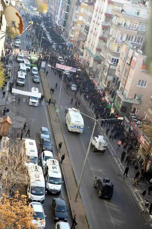 Diyarbakır'da Sur'a Yürümek İsteyen Gruba Polis Müdahalesi Diyarbakır'da Sur'a Yürümek İsteyen Gruba Polis Müdahalesi