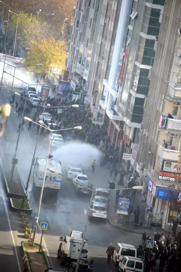Diyarbakır'da Sur'a Yürümek İsteyen Gruba Polis Müdahalesi Diyarbakır'da Sur'a Yürümek İsteyen Gruba Polis Müdahalesi