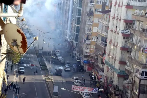 Diyarbakır'da Sur'a Yürümek İsteyen Gruba Polis Müdahalesi Diyarbakır'da Sur'a Yürümek İsteyen Gruba Polis Müdahalesi