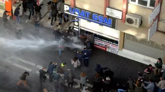 Diyarbakır'da Sur'a Yürümek İsteyen Gruba Polis Müdahalesi Diyarbakır'da Sur'a Yürümek İsteyen Gruba Polis Müdahalesi