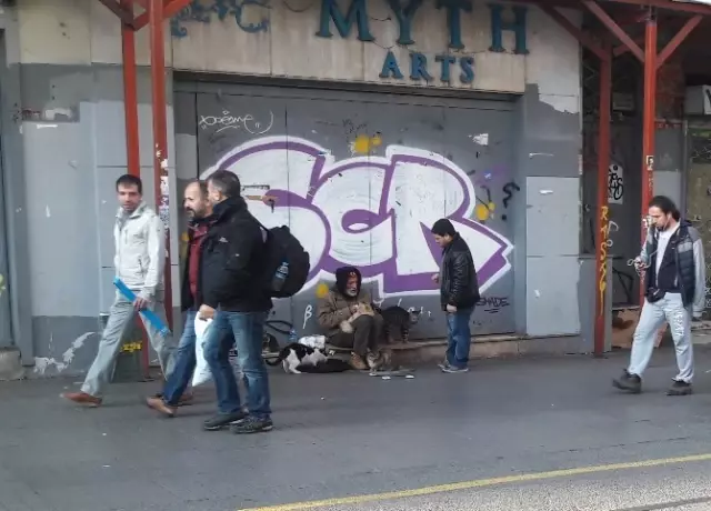 Eski Söz Yazarı Süleyman Akova, İstiklal Caddesi'nde Yaşam Mücadelesi Veriyor