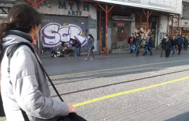 Eski Söz Yazarı Süleyman Akova, İstiklal Caddesi'nde Yaşam Mücadelesi Veriyor
