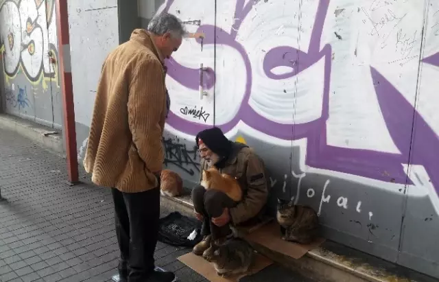 Eski Söz Yazarı Süleyman Akova, İstiklal Caddesi'nde Yaşam Mücadelesi Veriyor