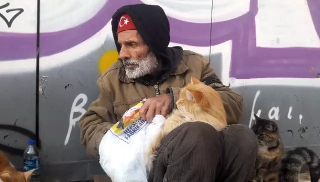Eski Söz Yazarı Süleyman Akova, İstiklal Caddesi'nde Yaşam Mücadelesi Veriyor