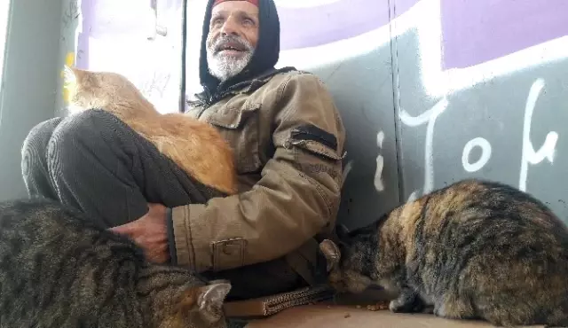 Eski Söz Yazarı Süleyman Akova, İstiklal Caddesi'nde Yaşam Mücadelesi Veriyor
