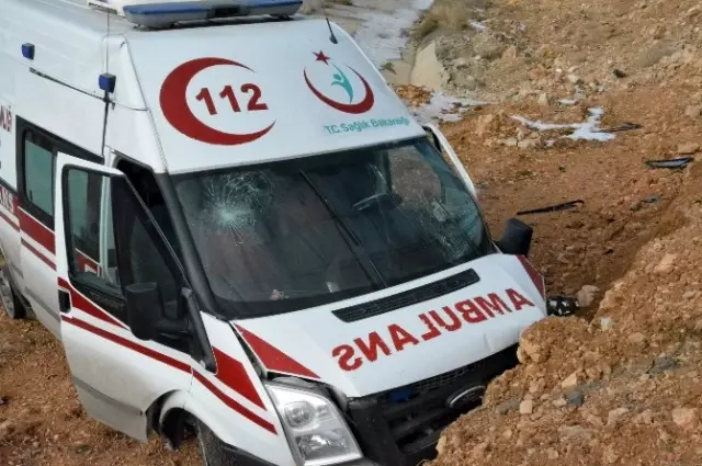 Kelkit'te Görevden Dönen Ambulans Kaza Yaptı: 2 Yaralı