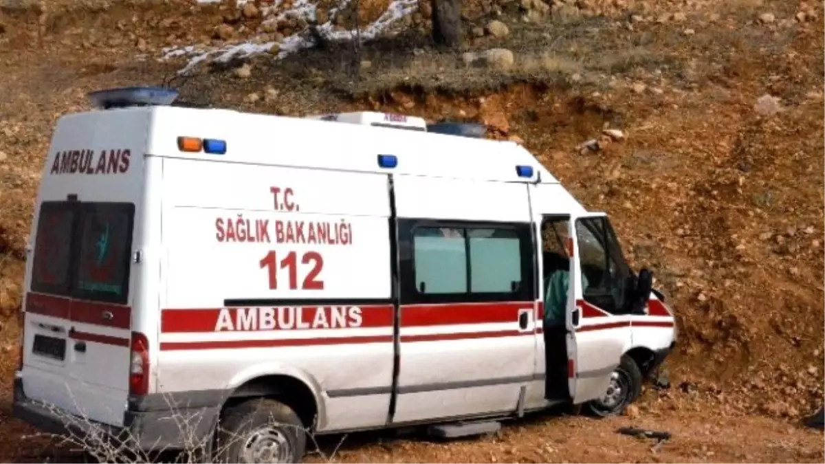 Kelkit'te Görevden Dönen Ambulans Kaza Yaptı: 2 Yaralı