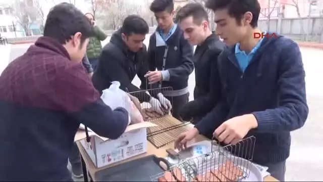 Aksaray Öğrencilerin Başarısının Artması İçin Okulda Sucuklu Mangal Partisi Aksaray Öğrencilerin Başarısının Artması İçin Okulda Sucuklu Mangal Partisi