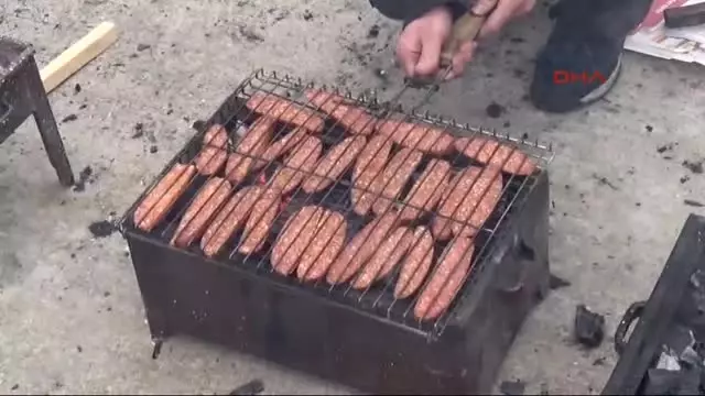 Aksaray Öğrencilerin Başarısının Artması İçin Okulda Sucuklu Mangal Partisi Aksaray Öğrencilerin Başarısının Artması İçin Okulda Sucuklu Mangal Partisi