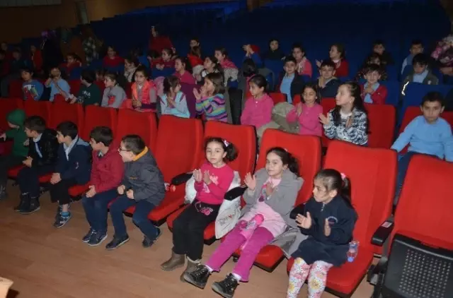 Bafra'da 'Mehmet Akif Ersoy'la Bir Ders' Sahnelendi Bafra'da 'Mehmet Akif Ersoy'la Bir Ders' Sahnelendi