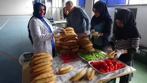 Okul Bahçesinde Mangal Partisi Okul Bahçesinde Mangal Partisi