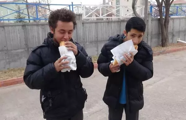 Okul Bahçesinde Mangal Partisi Okul Bahçesinde Mangal Partisi