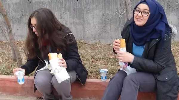 Okul Bahçesinde Mangal Partisi Okul Bahçesinde Mangal Partisi