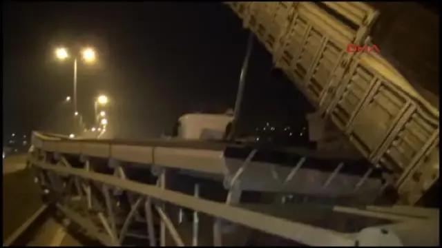 TIR'ın Açılan Dorsesi İkaz Levhasını Devirdi