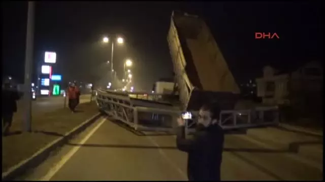 TIR'ın Açılan Dorsesi İkaz Levhasını Devirdi