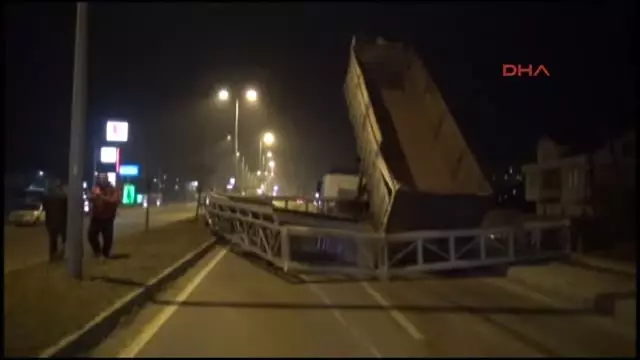 TIR'ın Açılan Dorsesi İkaz Levhasını Devirdi