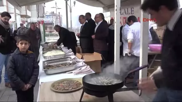 Bursa'da Hamsi Gününde 2 Ton Hamsi Dağıtıldı Bursa'da Hamsi Gününde 2 Ton Hamsi Dağıtıldı