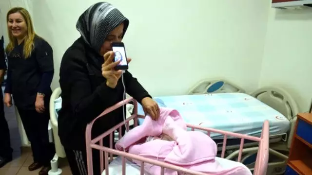 Yeni Yilin Ilk Bebegi Halasiyla Goruntulu Telefon Baglantisi Yapti Haber
