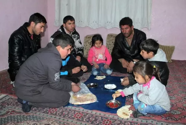 Eşi Ölen Suriyeli Baba, 9 Çocuğuyla Yaşam Savaşı Veriyor