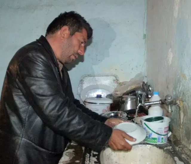 Eşi Ölen Suriyeli Baba, 9 Çocuğuyla Yaşam Savaşı Veriyor
