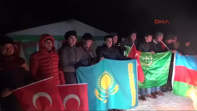 Kars Türk Dünyasından Gençlerin Sarıkamış?ta Saygı Nöbeti Kars Türk Dünyasından Gençlerin Sarıkamış?ta Saygı Nöbeti