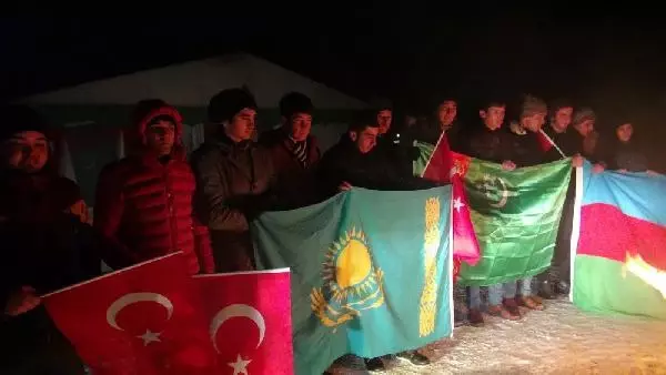 Türk Dünyasından Gençlerin Sarıkamış'ta Saygı Nöbeti Türk Dünyasından Gençlerin Sarıkamış'ta Saygı Nöbeti