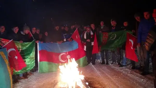 Türk Dünyasından Gençlerin Sarıkamış'ta Saygı Nöbeti Türk Dünyasından Gençlerin Sarıkamış'ta Saygı Nöbeti