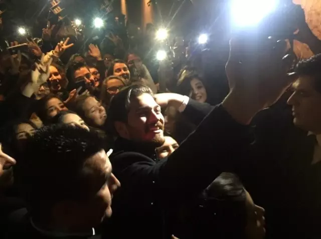 Filmin Galasında Genç Kızların İzdihamı