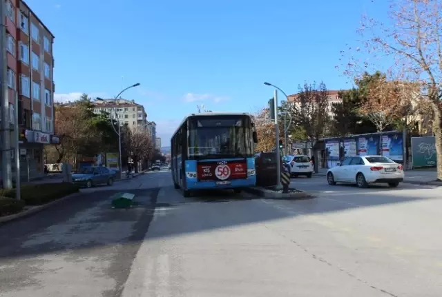 Çorum'da Yol Ortasında Tabut Görenler Şaştı Kaldı Çorum'da Yol Ortasında Tabut Görenler Şaştı Kaldı