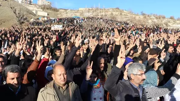 Çatışmalarda Ölen 12 Kişi, Şırnak'ta Toprağa Verildi Çatışmalarda Ölen 12 Kişi, Şırnak'ta Toprağa Verildi