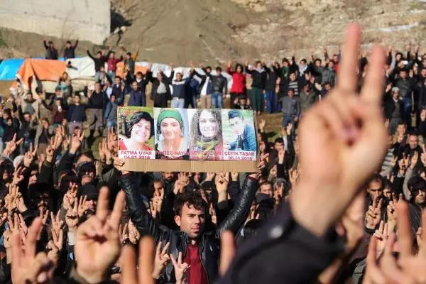 Çatışmalarda Ölen 12 Kişi, Şırnak'ta Toprağa Verildi Çatışmalarda Ölen 12 Kişi, Şırnak'ta Toprağa Verildi