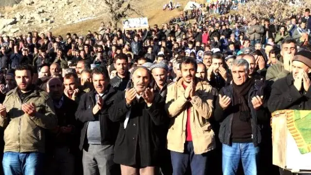 Çatışmalarda Ölen 12 Kişi, Şırnak'ta Toprağa Verildi Çatışmalarda Ölen 12 Kişi, Şırnak'ta Toprağa Verildi