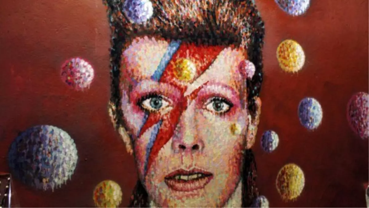 Efsane Rock Yıldızı David Bowie İngiltere'de Anılıyor