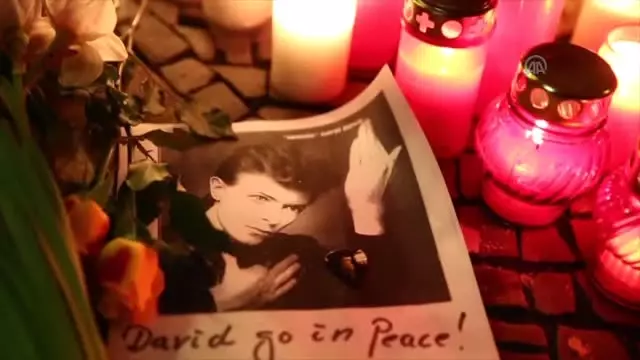 Yaşamını Yitiren İngiliz Müzisyen David Bowie Anıldı