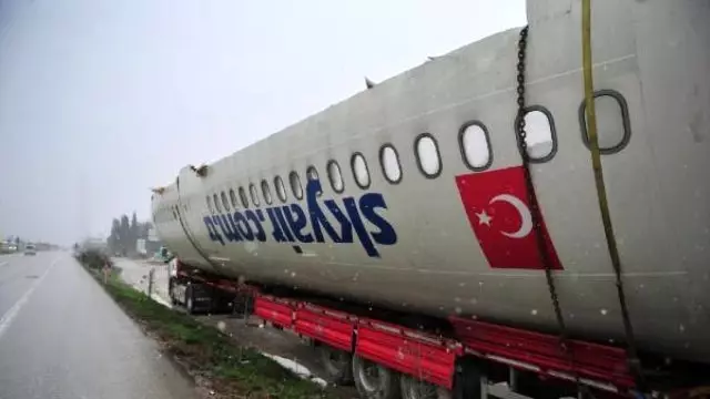 Uçağı Restorant Yapmak İçin 8 Parçaya Bölünüp, 7 Tır'la Taşıdılar Uçağı Restorant Yapmak İçin 8 Parçaya Bölünüp, 7 Tır'la Taşıdılar