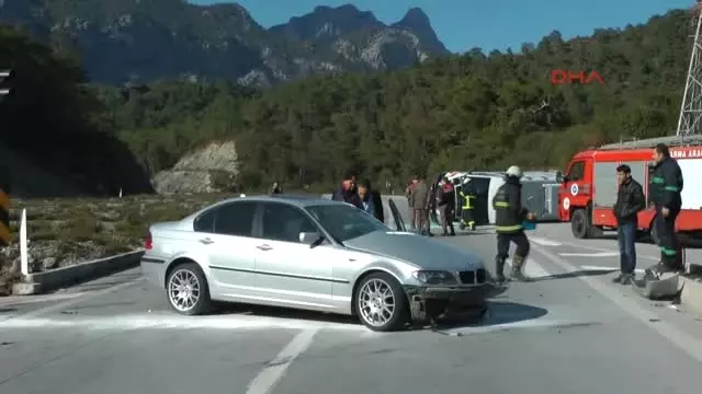 Kemer'de Ambulansla Otomobil Çarpıştı: 2 Yaralı Kemer'de Ambulansla Otomobil Çarpıştı: 2 Yaralı